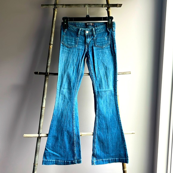 Levi Strauss superFlare Low Rise - Picture 1 of 6